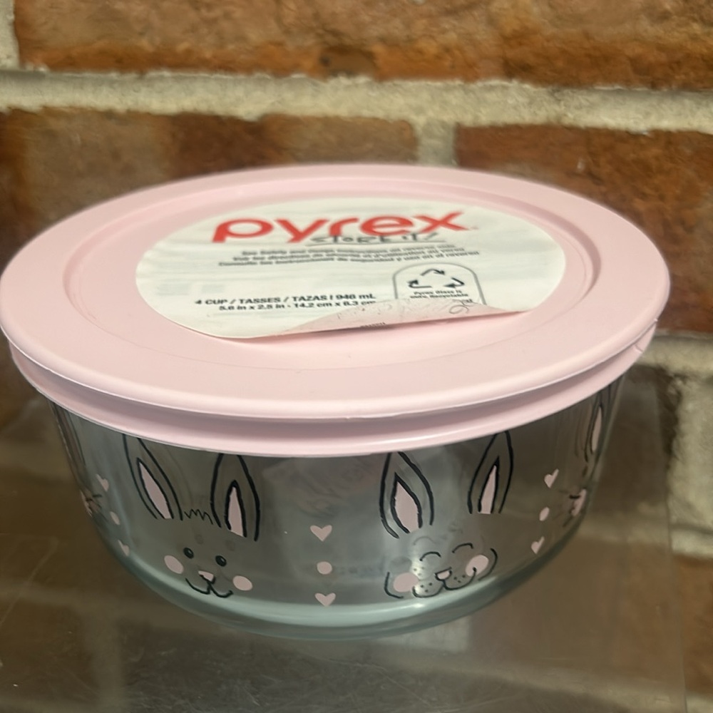 COPY - NWT PYREX BUNNY RABBIT 4 cup DISH BOWL STORAGE HOPPITY with Lid PINK E… - Picture 2 of 3